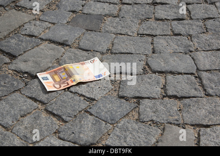 50 di banconote in euro che giace a terra Foto Stock