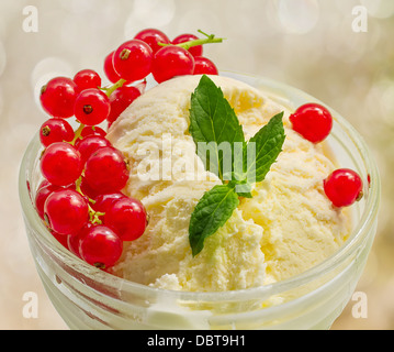 Gelato alla vaniglia con ribes rosso Foto Stock