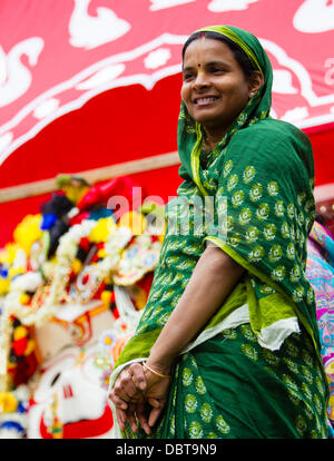 Leicester, Regno Unito, 4 agosto 2013. Un Hare Krishna seguace sulla cima di un carro durante il Rathayatra street festival di Leicester dal centro città. Tre 40ft carri sono stati tirati a mano attraverso la città, accompagnati da danza e musica. Rathayatra è un 5,000 anni di festival originari di Jagannatha puri in India. Credito: Graham Wilson/Alamy Live News Foto Stock