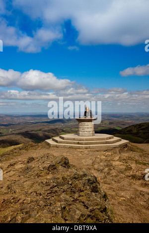 Donna che utilizza il visualizzatore toposcope sul vertice del Worcestershire Beacon 1,395ft, il punto più alto della Malvern Hills, England, Regno Unito Foto Stock