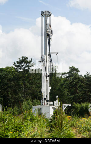 Balcombe, West Sussex, Regno Unito. 4 Ago, 2013. L' ATTREZZATURA VELICA rimane inattiva in una radura. Anti fracking contestatori continuano il loro assedio del test Cuadrilla praticare nelle vicinanze Balcombe, West Sussex, Regno Unito. 04 agosto 2013. Credito: Guy Bell/Alamy Live News Foto Stock