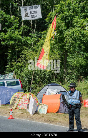 Balcombe, West Sussex, Regno Unito. 4 Ago, 2013. Anti fracking contestatori continuano il loro assedio del test Cuadrilla praticare nelle vicinanze Balcombe, West Sussex, Regno Unito. 04 agosto 2013. Credito: Guy Bell/Alamy Live News Foto Stock