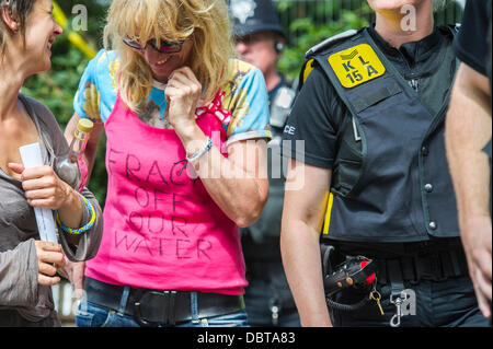 Balcombe, West Sussex, Regno Unito. 4 Ago, 2013. Anti fracking contestatori continuano il loro assedio del test Cuadrilla praticare nelle vicinanze Balcombe. Credito: Guy Bell/Alamy Live News Foto Stock