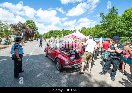 Balcombe, West Sussex, Regno Unito. 4 Ago, 2013. . Soft top Beetle, pilotato da sostenitori locali, arriva a consegnare le disposizioni per il camp. Anti fracking contestatori continuano il loro assedio del test Cuadrilla praticare nelle vicinanze Balcombe, West Sussex, Regno Unito. 04 agosto 2013. Credito: Guy Bell/Alamy Live News Foto Stock