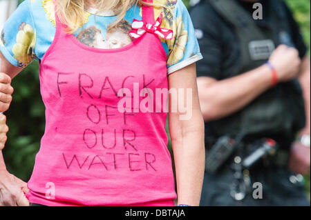 Balcombe, West Sussex, Regno Unito. 4 Ago, 2013. Anti fracking contestatori continuano il loro assedio del test Cuadrilla praticare nelle vicinanze Balcombe, West Sussex, Regno Unito. 04 agosto 2013. Credito: Guy Bell/Alamy Live News Foto Stock