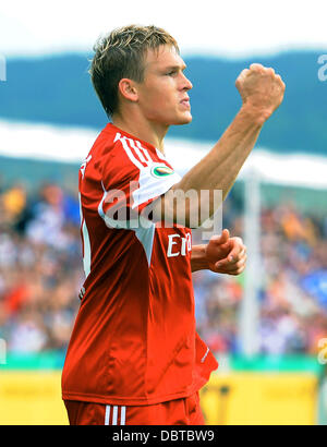 Jena, Germania. 04 Ago, 2013. Di Amburgo Artjoms Rudnevs celebra il suo obiettivo 2-0 durante il primo round DFB Cup match tra SV Schott Jena e Hamburger SV A Ernst-Abbe-Sportfeld in Jena, Germania, 04 agosto 2013. Foto: THOMAS EISENHUTH (NOTA: La DFB vieta l'utilizzazione e la pubblicazione di immagini sequenziali su internet e altri media online durante il match (comprese a metà tempo). Periodo di bloccaggio! La DFB permette l'ulteriore utilizzazione e la pubblicazione delle immagini per i servizi mobili (soprattutto MMS) e per il DVB-H e DMB solo dopo la fine del match.)/dpa/Alamy... Foto Stock