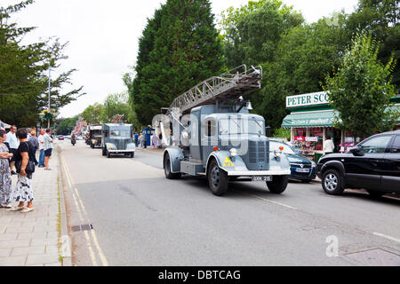 Woodhall Spa. 4° agosto 2013. Woodhall Spa 1940 weekend 4/08/2013 Lincolnshire Village REGNO UNITO Inghilterra. Esercito britannico motore fire accelerando verso il basso tradizionale su strada 1940 tempo di guerra abiti d'epoca lungo con la guerra i veicoli e automobili Credito: Paul Thompson Live News/Alamy Live News Foto Stock