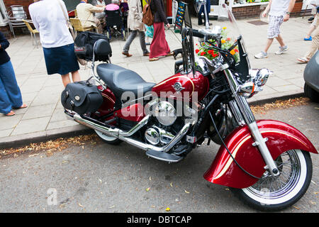 Vittoria bike moto motociclo rosso tourer parcheggiati sul lato strada Credito: Paul Thompson Live News/Alamy Live News Foto Stock