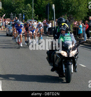 Londra, Regno Unito. 4° agosto 2013. Ride London 2013. La derivazione i ciclisti corsa attraverso la Dorking tappa del Giro prudenziali London-Surrey Classic Cycle Race 1649hrs domenica 4 agosto 2013 Credit: Foto di Lindsay Constable / Alamy Live News Foto Stock