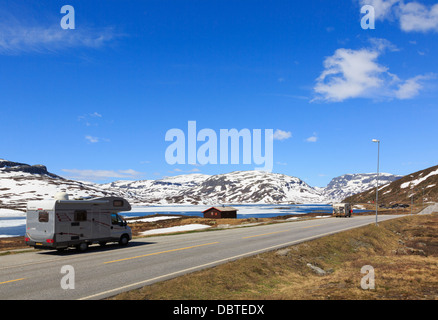 I camper dal lago Kjelavatn su E134 strada tra montagna altopiano a inizio estate, Hardanger, Telemark, Norvegia e Scandinavia Foto Stock