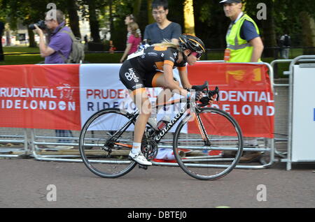 Londra, Regno Unito. 03 Ago, 2013. Prudential RideLondon Grand Prix - Donne ciclo del credito racing: Marcin Libera/Alamy Live News Foto Stock