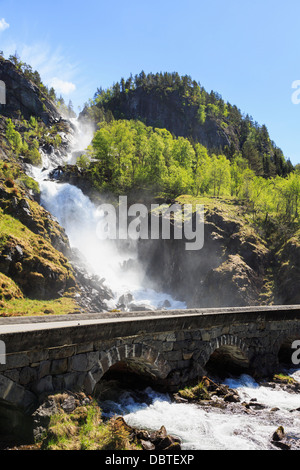 Spettacolari cascate Latefossen a Viewpoint sulla strada 13 in estate vicino a Odda, Hardanger, Hordaland, Norvegia e Scandinavia Foto Stock