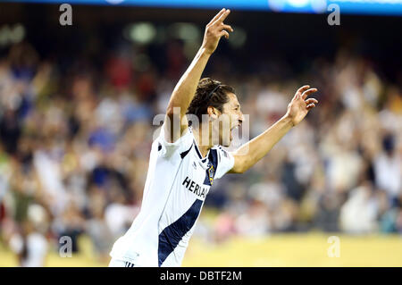 Los Angeles, California, USA. Il 3° agosto 2013. Il 3 agosto 2013 a Los Angeles, California - Los Angeles Galaxy defender Omar Gonzalez (4) celebra il suo obiettivo durante il Match 6 del Guinness International Champions Cup Soccer Game tra Juventus e la galassia a Dodger Stadium il 3 agosto 2013 a Los Angeles, California. Rob Carmell/CSM/Alamy Live News Foto Stock