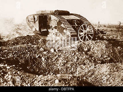 Un serbatoio britannico in azione durante il WW1 Foto Stock