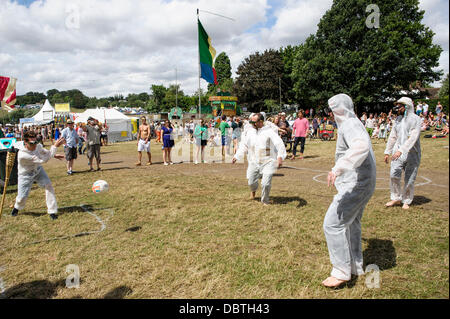 Hertfordshire, Regno Unito, 04/08/2013 : Standon Calling Festival. Atmosfera, giocare a calcio con gli occhi bendati. Foto di Julie Edwards Foto Stock