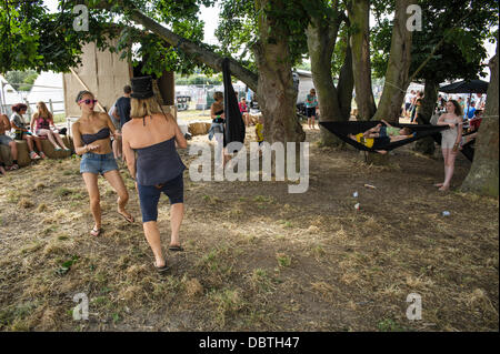 Hertfordshire, Regno Unito, 04/08/2013 : Standon Calling Festival. Atmosfera. ballando e giocando in amache sotto gli alberi. Foto di Julie Edwards Foto Stock