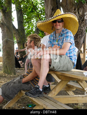 Hertfordshire, Regno Unito, 04/08/2013 : Standon Calling Festival. Atmosfera, i partecipanti in costume a tema di 'esecuzione lontano dal Circus'. Foto di Julie Edwards Foto Stock