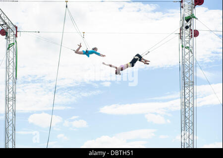 Hertfordshire, Regno Unito, 04/08/2013 : Standon Calling Festival. Atmosfera, apprendimento del trapezio. Foto di Julie Edwards Foto Stock