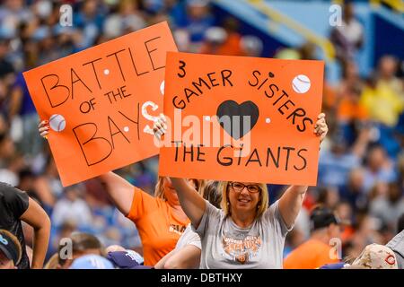 San Pietroburgo, FL, Stati Uniti d'America. 4 Agosto 4, 2013 due giganti ventole segni di attesa durante il Major League Baseball gioco d'azione tra i San Francisco Giants e il Tampa Bay Rays al Tropicana Campo in St Petersburg, FL. Credito: Cal Sport Media/Alamy Live News Foto Stock