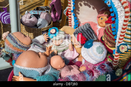 Negozio di lana lavorata a maglia bambole Pram Lana Pubblicità shop Foto Stock