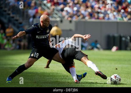 East Rutherford, New Jersey, USA. 4 Ago, 2013. 04 agosto 2013: Internazionale centrocampista Esteban Cambiasso (19) battaglie centrocampista Valencia Daniel Parejo (21) per la palla tra le ombre della vita ha incontrato durante il Guinness International Champions Cup match tra Valencia C.F. e Inter Milan a Met Life Stadium, East Rutherford, NJ. Credito: csm/Alamy Live News Foto Stock