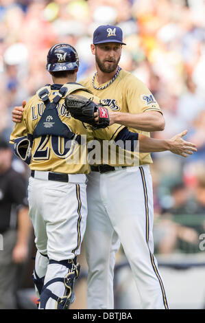 Agosto 4, 2013 - Milwaukee, Wisconsin, Stati Uniti d'America - 4 Agosto 2013: Milwaukee Brewers catcher Jonathan Lucroy #20 si congratula con il Milwaukee Brewers relief pitcher Jim Henderson #29 sulla sua 15 salva della stagione durante il Major League Baseball gioco tra il Milwaukee Brewers e i cittadini di Washington a Miller Park di Milwaukee, WI. Produttori di birra win 8-5. John Fisher/CSM. Foto Stock