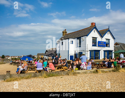 L'Old Neptune Pub sulla spiaggia Whitstable Kent soprannominato il Neppie dalla gente del posto. Foto Stock