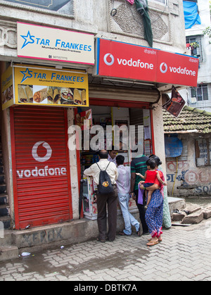 Piccolo negozio in Mumbai India vendita di Vodafone mobile Foto Stock