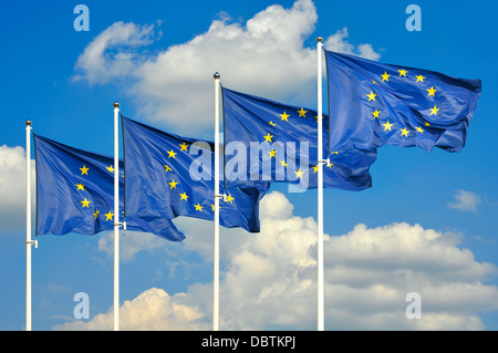 Unione Europea bandiere su sfondo cielo Foto Stock