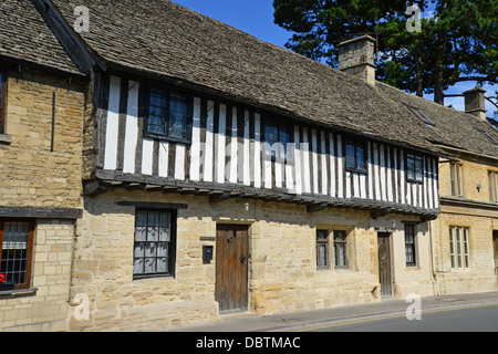 Xvi secolo Il Kings Head House, West End, Northleach, Cotswolds, Gloucestershire, England, Regno Unito Foto Stock