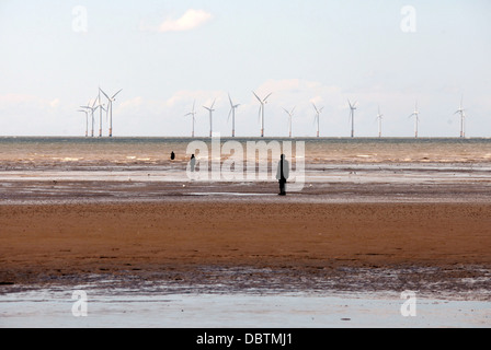 Liverpool Bay Wind Farm dietro le figure di un altro posto di lavoro di arte di Antony Gormley Foto Stock