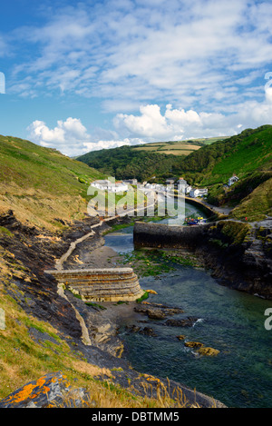 Ripide scogliere e il porto di Boscastle, un piccolo villaggio di pescatori sulla costa nord della Cornovaglia Foto Stock