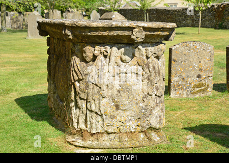 Antica tomba nel cimitero, Chiesa di San Pietro e di San Paolo, Northleach, Cotswolds, Gloucestershire, England, Regno Unito Foto Stock