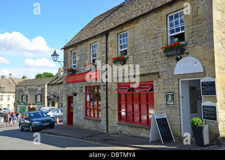Cotswold edifici di pietra in luogo di mercato, Northleach, Cotswolds, Gloucestershire, England, Regno Unito Foto Stock