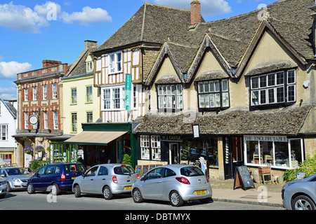 Edifici del periodo su High Street, Burford, Cotswolds, Oxfordshire, England, Regno Unito Foto Stock