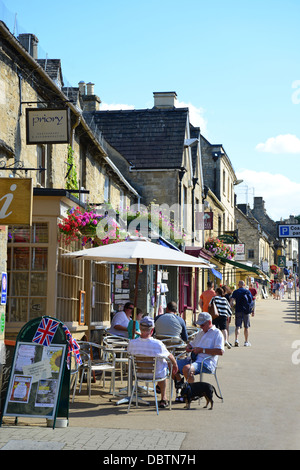 Pavement Cafe, High Street, Burford, Cotswolds, Oxfordshire, England, Regno Unito Foto Stock