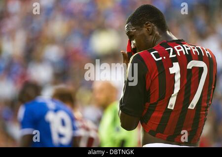 East Rutherford, New Jersey, Stati Uniti d'America 4 Ago, 2013: Milano defender Cristian Zapata (17) asciuga il sudore dalla sua fronte durante il Guinness International Champions Cup match tra A.C. Milano e Chelsea a Met Life Stadium, East Rutherford, NJ. Credito: Cal Sport Media/Alamy Live News Foto Stock