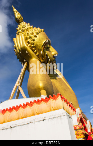 Big Buddha reclinato in Wat Mokkanlan , Chomthong Chiangmai Thailandia Foto Stock