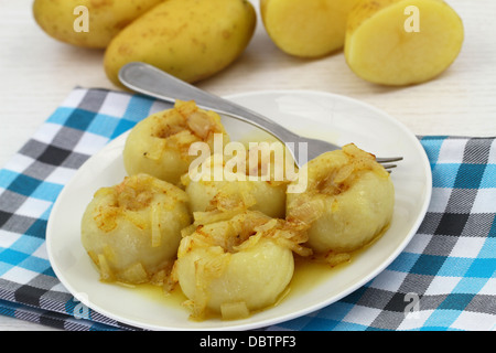 Gnocchetti di patate con cipolle fritte Foto Stock