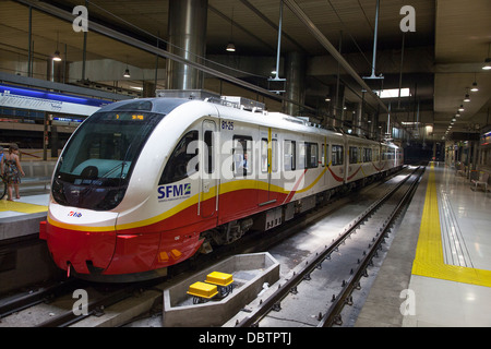 Il treno dei pendolari alla Estacio intermodali di Stazione ferroviaria a Palma di Maiorca parte del trasporto de les Illes Balears rete ferroviaria Foto Stock