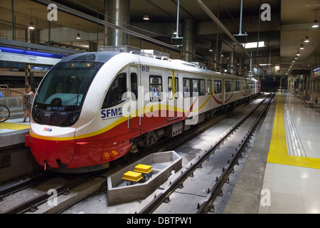 Il treno dei pendolari alla Estacio intermodali di Stazione ferroviaria a Palma di Maiorca parte del trasporto de les Illes Balears rete ferroviaria Foto Stock