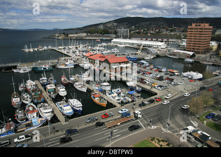 Vista sul lungomare di Hobart e barche da pesca a Hobart, in Tasmania, Australia Foto Stock