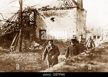 Il Principe di Galles in visita trincee durante il WW1 Foto Stock