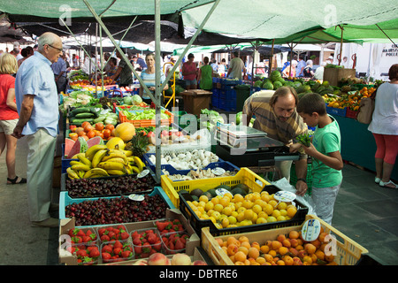 Bancarelle di frutta e verdura presso la Città Vecchia Pollensa mercato di Domenica in la principale piazza di Plaza Mayor e Foto Stock