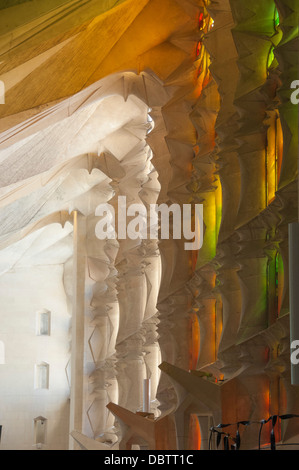 La luce del sole attraverso il vetro macchiato, Sagrada Familia di Barcellona, Catalunya, Spagna, Europa Foto Stock
