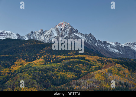 Montare Sneffels alla prima luce con una spolverata di neve in caduta, Uncompahgre National Forest, Colorado, STATI UNITI D'AMERICA Foto Stock