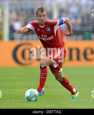 Jena, Germania. 04 Ago, 2013. Di Amburgo Rafael van der Vaart gioca la palla durante il primo round DFB Cup match tra SV Schott Jena e Hamburger SV A Ernst-Abbe-Sportfeld in Jena, Germania, 04 agosto 2013. Foto: THOMAS EISENHUTH/dpa/Alamy Live News Foto Stock