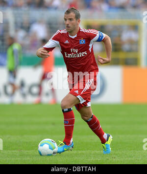 Jena, Germania. 04 Ago, 2013. Di Amburgo Rafael van der Vaart gioca la palla durante il primo round DFB Cup match tra SV Schott Jena e Hamburger SV A Ernst-Abbe-Sportfeld in Jena, Germania, 04 agosto 2013. Foto: THOMAS EISENHUTH/dpa/Alamy Live News Foto Stock