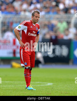 Jena, Germania. 04 Ago, 2013. Di Amburgo Rafael van der Vaart guarda su durante il primo round DFB Cup match tra SV Schott Jena e Hamburger SV A Ernst-Abbe-Sportfeld in Jena, Germania, 04 agosto 2013. Foto: THOMAS EISENHUTH/dpa/Alamy Live News Foto Stock