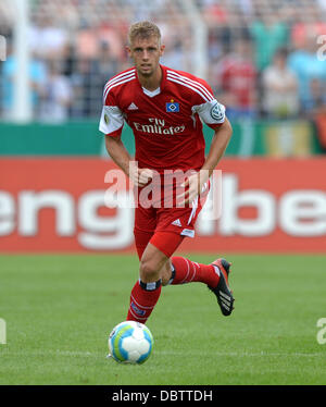 Jena, Germania. 04 Ago, 2013. Amburgo è Lasse Sobiech gioca la palla durante il primo round DFB Cup match tra SV Schott Jena e Hamburger SV A Ernst-Abbe-Sportfeld in Jena, Germania, 04 agosto 2013. Foto: THOMAS EISENHUTH/dpa/Alamy Live News Foto Stock